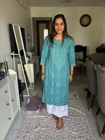 Load image into Gallery viewer, Premium quality rayon cotton chikankari  kurtha with luppi buttons
